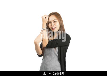 Süße asiatische Frau in schwarzem Pullover, hellbraunes Haar, das Handgelenk hochhält und auf die Armbanduhr zeigt, dass man sich beeilen muss, nicht genug Zeit, spät. Thailändischer Staatsangehöriger Stockfoto