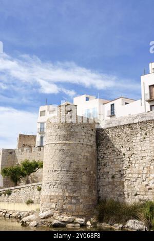 Werfen Sie einen Blick auf Peniscola und einen Teil der befestigten Mauern. Peniscola, Valencianische Gemeinschaft, Spanien, Europa Stockfoto