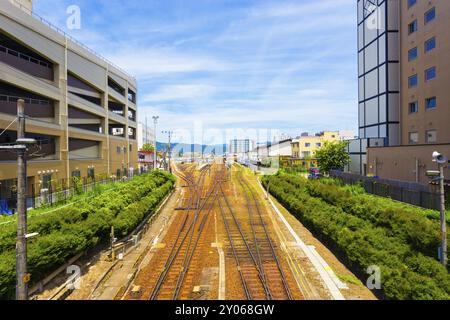 Zuggleise führen an einem Tag mit blauem Himmel in Hida-Takayama, Präfektur Gifu, Japan zum Bahnhof Takayama im Stadtzentrum. H Stockfoto