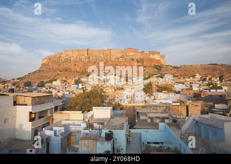 Die Farbe der Wohngebäude am Fuße des Mehrangarh Fort gibt Jodhpur seinen Spitznamen Blue City. Horizontal Stockfoto