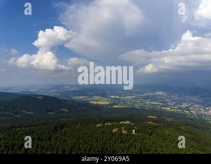 Sturmwolken über Stadt und Wald, Isergebirge, Liberec, Tschechische Republik, Europa Stockfoto