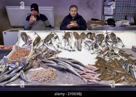 Costa Piscaria, die Straße täglich Markt in Catania Sizilien Italien. Frischer Fisch, Fleisch, Gemüse Stockfoto