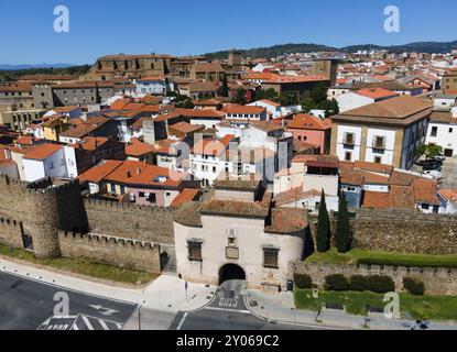 Stadttor und umliegende Mauern mit roten Ziegeldächern und historischen Gebäuden an einem sonnigen Tag, Blick aus der Luft, Puerta de Trujillo, Stadttor, Stadtmauer, Pla Stockfoto