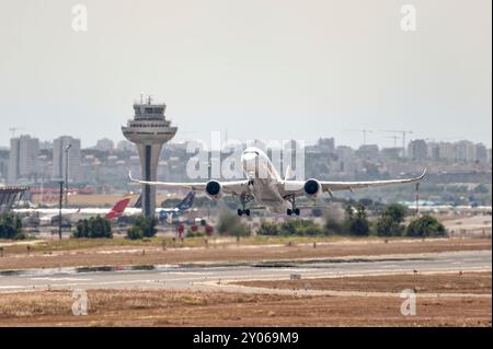 Madrid, Spanien; 24.05.2024: Airbus A350 Modellflugzeug der spanischen Firma Iberia beginnt das Startmanöver mit ausgefahrenem Fahrwerk und dem Stockfoto