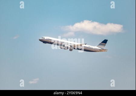 Madrid, Spanien; 24.05.2024: Verkehrsflugzeuge des Modells Airbus A321 der spanischen Firma Privilege Style, die das Startmanöver und die Sto abschließen Stockfoto