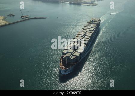 Luftaufnahme eines Frachtcontainerschiffs in Dubai, VAE Stockfoto