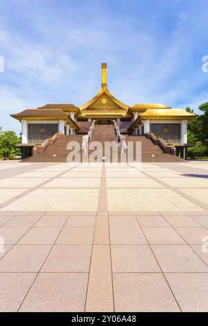 Takayama, Japan, 12. Juli 2015: Vordereingang, Treppe und Fassade des World Shrine Hauptquartiers für die Religion der Sukyo Mahikari an einem schönen Sommertag in Ta Stockfoto