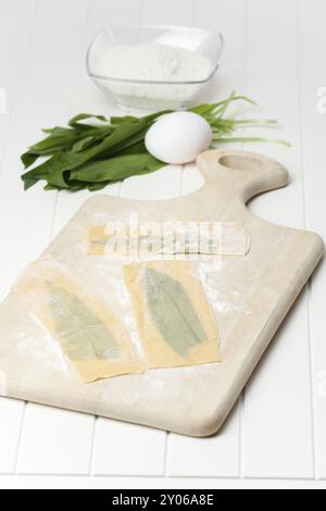 Frische Nudeln mit wildem Knoblauch und Gabel Stockfoto