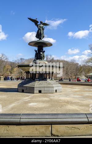 Bethesda-Brunnen mit Angel of the Waters-Skulptur, Nahaufnahme, Vorderansicht aus der Nähe, Central Park New York im Winter, Vögel sitzen auf dem Wasser Stockfoto