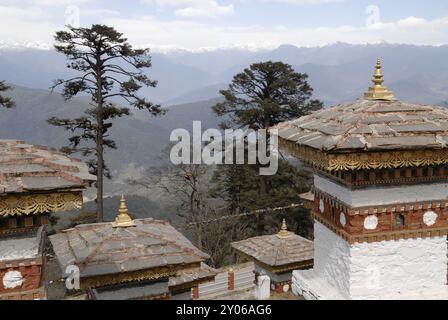 Blick nach Norden in Richtung der über 7000 m hohen Berge von den 108 Khangzang Namgyal Chortens, Dochula Pass, Bhutan, Asien Stockfoto