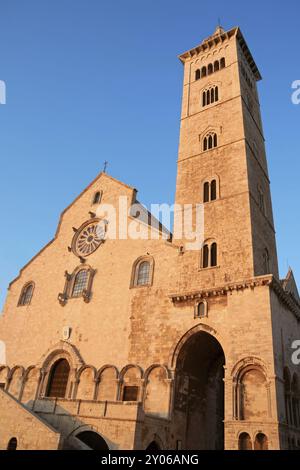 Die Kathedrale von Trani, die dem Heiligen Nikolaus dem Pilger gewidmet ist, liegt auf einem erhöhten offenen Gelände in der Nähe des Meeres. Der Bau der Basilika begann in der Tat Stockfoto