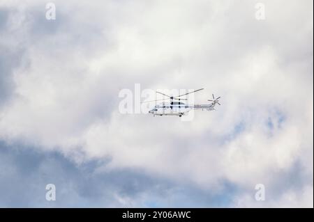 Madrid, Spanien; 05-18-2024: Spanischer Hubschrauber der Luftwaffe, Modell AS332 Super Puma, auch bekannt als Airbus Helicopters H215, für den Transport von Mitgliedern der Stockfoto