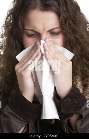 Blasse kranke Frau mit einer Grippe Niesen, in einem weißen Hintergrund Stockfoto