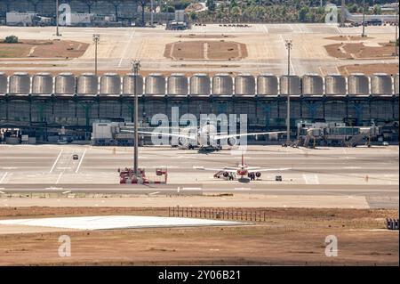 Madrid, Spanien; 18.05.2024: Flugzeuge bereit zum Boarding vor dem Terminal des Flughafens Adolfo Suarez Madrid Barajas Stockfoto