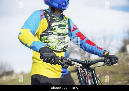 Handmann Racer MTB Radfahrer in Sporthandschuhen, die sich auf ein Rennen vorbereiten, hält das Lenkrad fest Stockfoto