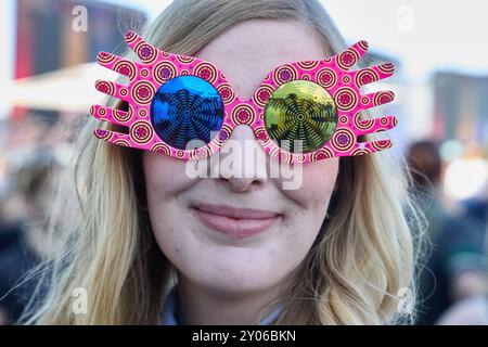 Hamburg, Deutschland. September 2024. Anna Martens aus Hamburg trägt Luna Lovegood Brille beim Harry Potter Fan Event „Back to Hogwarts“ im Theater am Großmarkt. Mit freiem Eintritt sehen Fans zwei Beispiele des Stücks „Harry Potter und das verfluchte Kind“ und erhalten einen Blick hinter die Kulissen. Quelle: Georg Wendt/dpa/Alamy Live News Stockfoto