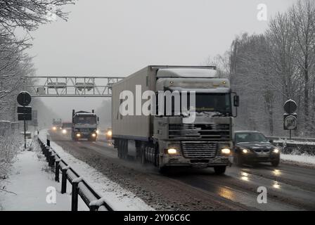 Lkw auf winterlicher Autobahn Stockfoto