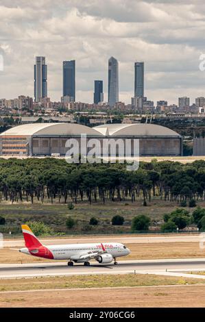 Madrid, Spanien; 18.05.2024: Kommerzielles Flugzeug des Modells Airbus A320 der spanischen Firma Iberia landet auf dem Flughafen Madrid mit den fünf Türmen o Stockfoto