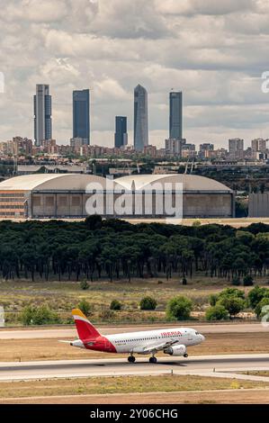 Madrid, Spanien; 18.05.2024: Kommerzielles Flugzeug des Modells Airbus A320 der spanischen Firma Iberia landet auf dem Flughafen Madrid mit den fünf Türmen o Stockfoto