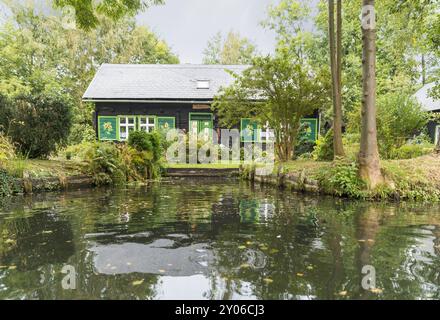 Einfamilienhaus mit Landesteg für Binnenschiffe Stockfoto