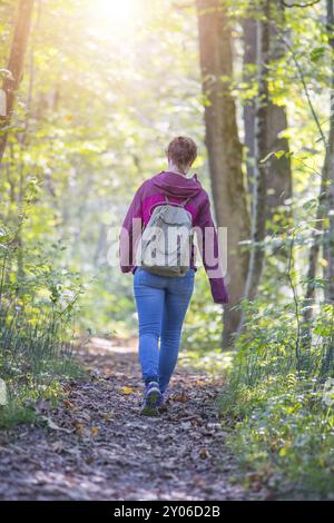 Junge Frau geht im Frühling durch den Wald Stockfoto