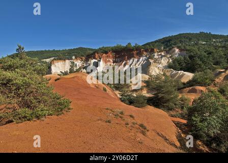 Die provenzalischen Ockersteinbrüche in Colorado, nahe Rustrel, leuchten im Abendlicht, Vaucluse, Provence, Provence-Alpes-Cote d'Azur, Südfrankreich, Franc Stockfoto