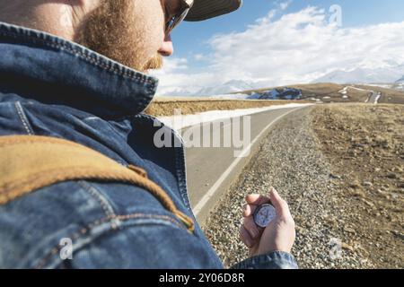 Nahaufnahme Hipster Mann mit einem Kompass auf einem verschneiten Berg Stockfoto