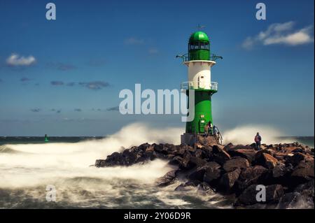 Beacon Hafeneingang Warnemünde in der Brandung Stockfoto