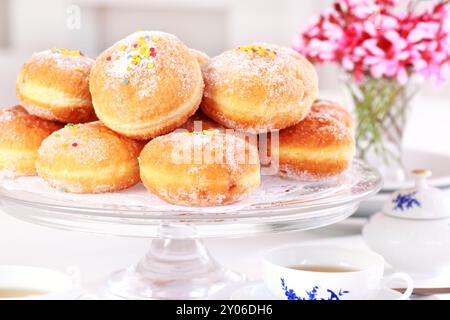 Donuts gefüllt mit Erdbeermarmelade deutsches Nationalgericht mit einer Tasse Tee Stockfoto