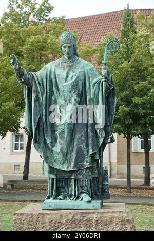 Bischof Bernward-Denkmal am Dom in Hildesheim, Niedersachsen, Deutschland, Europa Stockfoto