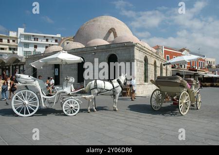 Pferdekutschen warten auf Gäste vor der Djamissi-Moschee im Hafen von Chania, Insel Kreta, Griechenland, Europa Stockfoto