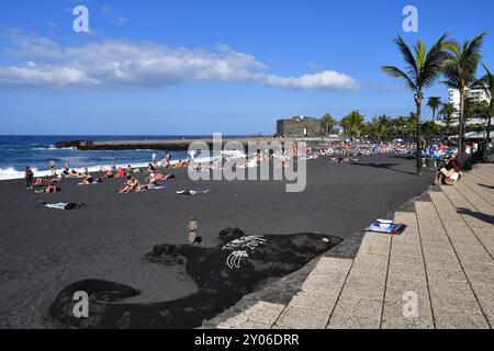 Schwarzer Lavastrand am Playa Jardin mit Castillo San Felipe und Panoramaweg, Puerto de la Cruz, Teneriffa, Kanarische Inseln, Spanien, Europa Stockfoto