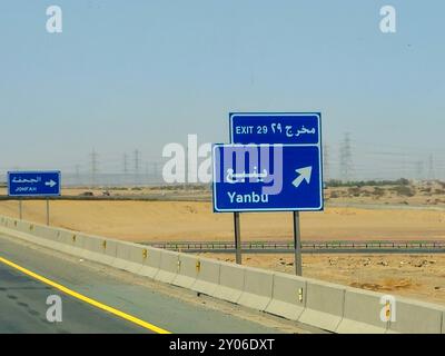 Makkah Madinah Road, Saudi-Arabien, 25. Juni 2024: Yanbu-Straßenschild am Mecca Medina Highway Road, Tourismus und Pilgerkonzept im Königreich Saudi-Arabien Stockfoto