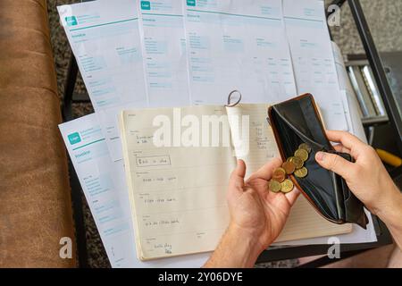 Finanzielle Probleme. Kaukasier mit vielen Rechnungen und ohne Geld. Knappheit, Konkurs, Steuern, kaum Geld in seiner Brieftasche. Stockfoto