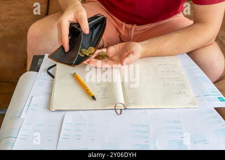 Finanzielle Probleme. Kaukasier mit vielen Rechnungen und ohne Geld. Knappheit, Konkurs, Steuern, kaum Geld in seiner Brieftasche. Stockfoto