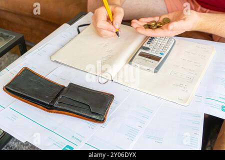 Finanzielle Probleme. Kaukasier mit vielen Rechnungen und ohne Geld. Knappheit, Konkurs, Steuern, kaum Geld in seiner Brieftasche. Stockfoto