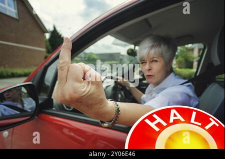 Der Autofahrer gibt den Finger während einer Verkehrsunterbrechung Stockfoto