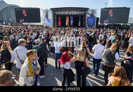 Hamburg, Deutschland. September 2024. Zahlreiche Besucher stehen vor der Bühne beim Harry Potter Fan Event „Back to Hogwarts“ im Theater am Großmarkt. Mit freiem Eintritt sehen Fans zwei Beispiele des Stücks „Harry Potter und das verfluchte Kind“ und erhalten einen Blick hinter die Kulissen. Quelle: Georg Wendt/dpa/Alamy Live News Stockfoto