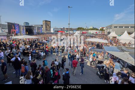 Hamburg, Deutschland. September 2024. Zahlreiche Besucher stehen für das Harry Potter Fan Event „Back to Hogwarts“ im Theater am Großmarkt an. Mit freiem Eintritt sehen Fans zwei Beispiele des Stücks „Harry Potter und das verfluchte Kind“ und erhalten einen Blick hinter die Kulissen. Quelle: Georg Wendt/dpa/Alamy Live News Stockfoto