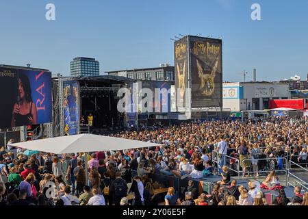 Hamburg, Deutschland. September 2024. Zahlreiche Besucher stehen für das Harry Potter Fan Event „Back to Hogwarts“ im Theater am Großmarkt an. Mit freiem Eintritt sehen Fans zwei Beispiele des Stücks „Harry Potter und das verfluchte Kind“ und erhalten einen Blick hinter die Kulissen. Quelle: Georg Wendt/dpa/Alamy Live News Stockfoto