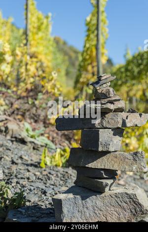 Steinpyramiden am Rande eines Weinbergs Stockfoto