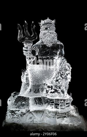 Skulptur von Neptun aus Eis beleuchtet in der Dunkelheit isolierte Silhouette auf schwarzem Hintergrund Toronto IceFest 2008 Stockfoto