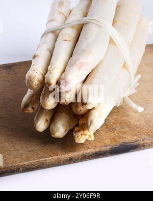 Ein Haufen frischer weißer Spargel vom Markt Stockfoto