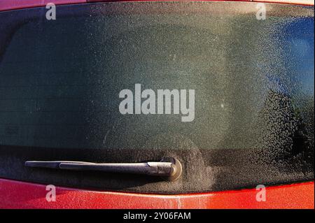 Eiskalte Heckscheibe eines roten Autos Stockfoto