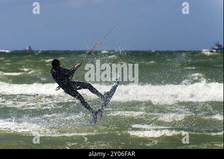 Kitesurfer, der bei starkem Wind abhebt Stockfoto