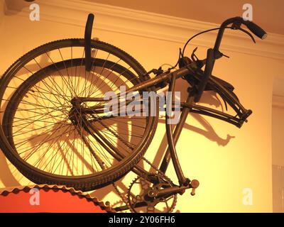 Das frühe Klapprad „BSA Folding Bicycle“ wurde von Fallschirmjägern im Zweiten Weltkrieg für den Transport nach Fallschirmspringen hinter feindlichen Linien verwendet Stockfoto