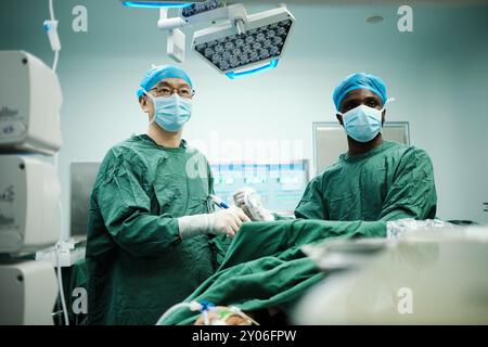 (240901) -- WUHU, 1. September 2024 (Xinhua) -- der nigerianische Student Ifeanyi Christian Onyebuchi (R) assistiert seinem Vorgesetzten Zhu Shaojin während einer Operation in einem Operationssaal des First Affiliated Hospital of Wannan Medical College in Wuhu, ostchinesische Provinz Anhui, 30. August 2024. Ifeanyi Christian Onyebuchi ist ein nigerianischer internationaler Student, der seit 8 Jahren in China Medizin studiert. Ab 2022 begann Christian für seinen Master-Abschluss zu studieren, der von Zhu Shaojin, dem Direktor der Thoraxchirurgie-Abteilung des ersten angeschlossenen Krankenhauses der Wannan Medical College, betreut wurde. Neben St Stockfoto