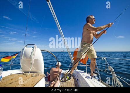 Tiefseeangler an Bord einer Segelyacht Stockfoto