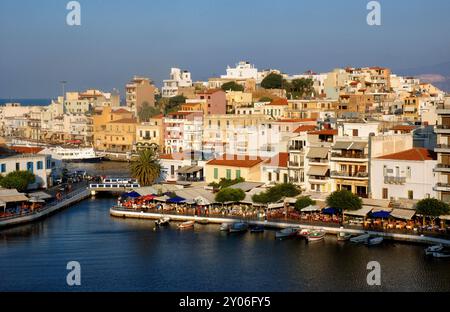 Abendliche Atmosphäre in Agios Nokolaos mit dem See Voulismeni, einem ehemaligen Süßwassersee, der seit 1871 durch einen Kanal mit dem Meer verbunden ist, Insel Kreta, Greec Stockfoto