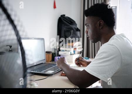 (240901) – WUHU, 1. September 2024 (Xinhua) – der nigerianische Student Ifeanyi Christian Onyebuchi liest in seinem Schlafsaal am Wannan Medical College in Wuhu, ostchinesische Provinz Anhui, 30. August 2024. Ifeanyi Christian Onyebuchi ist ein nigerianischer internationaler Student, der seit 8 Jahren in China Medizin studiert. Ab 2022 begann Christian für seinen Master-Abschluss zu studieren, der von Zhu Shaojin, dem Direktor der Thoraxchirurgie-Abteilung des ersten angeschlossenen Krankenhauses der Wannan Medical College, betreut wurde. Neben dem Studium der Theorien hat Christian auch viel geübt, indem er chirurgische Eingriffe in seiner Oberhand unterstützte Stockfoto